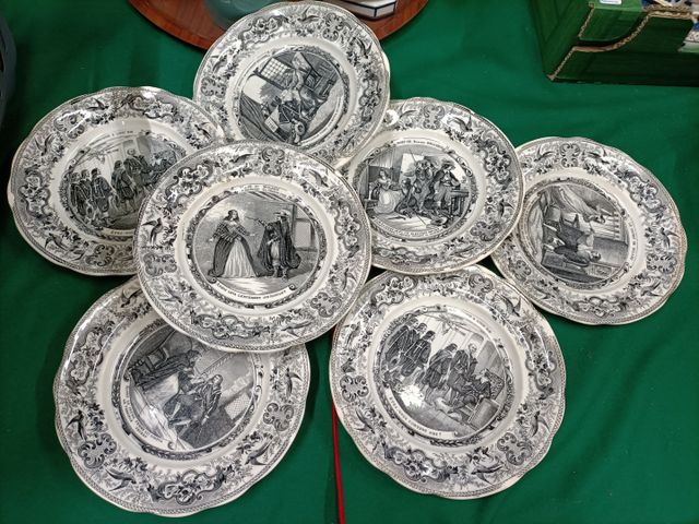 CHOISY. 7 assiettes parlantes en porcelaine sur le thème des mous