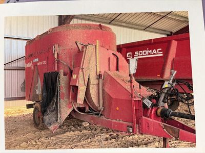 une photo d'un tracteur rouge et d'une remorque rouge