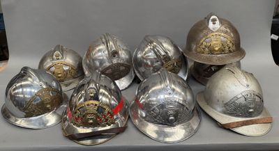 de nombreux types de casques de pompier posés sur une table
