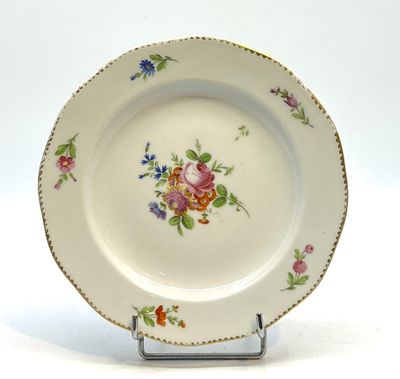 une assiette avec un motif floral sur un support