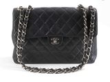 un sac à bandoulière Chanel en cuir matelassé noir, muni d'une bandoulière en chaîne