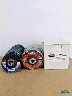 trois types différents de disques à meuler dans une boîte posée sur une table