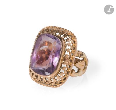 Gros plan sur une bague contenant une pierre violette