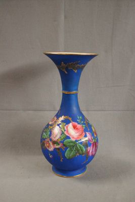 un vase bleu orné d'un motif floral