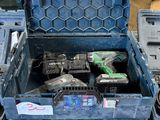 une caisse à outils bleue contenant des outils, posée sur une palette