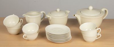 beaucoup de vaisselle et de tasses blanches sur la table