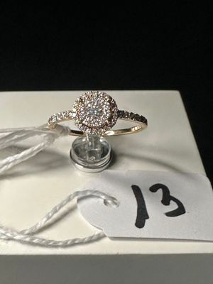 une boîte blanche sur laquelle sont posés une bague et une étiquette de prix