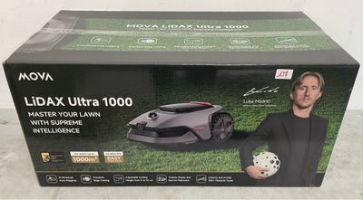 le carton d'une tondeuse à gazon sur lequel figure un homme tenant un ballon de foot