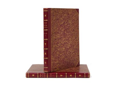 deux livres posés l'un sur l'autre sur une surface blanche