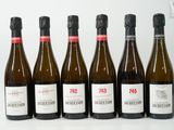 six bouteilles de vin sont alignées sur une table