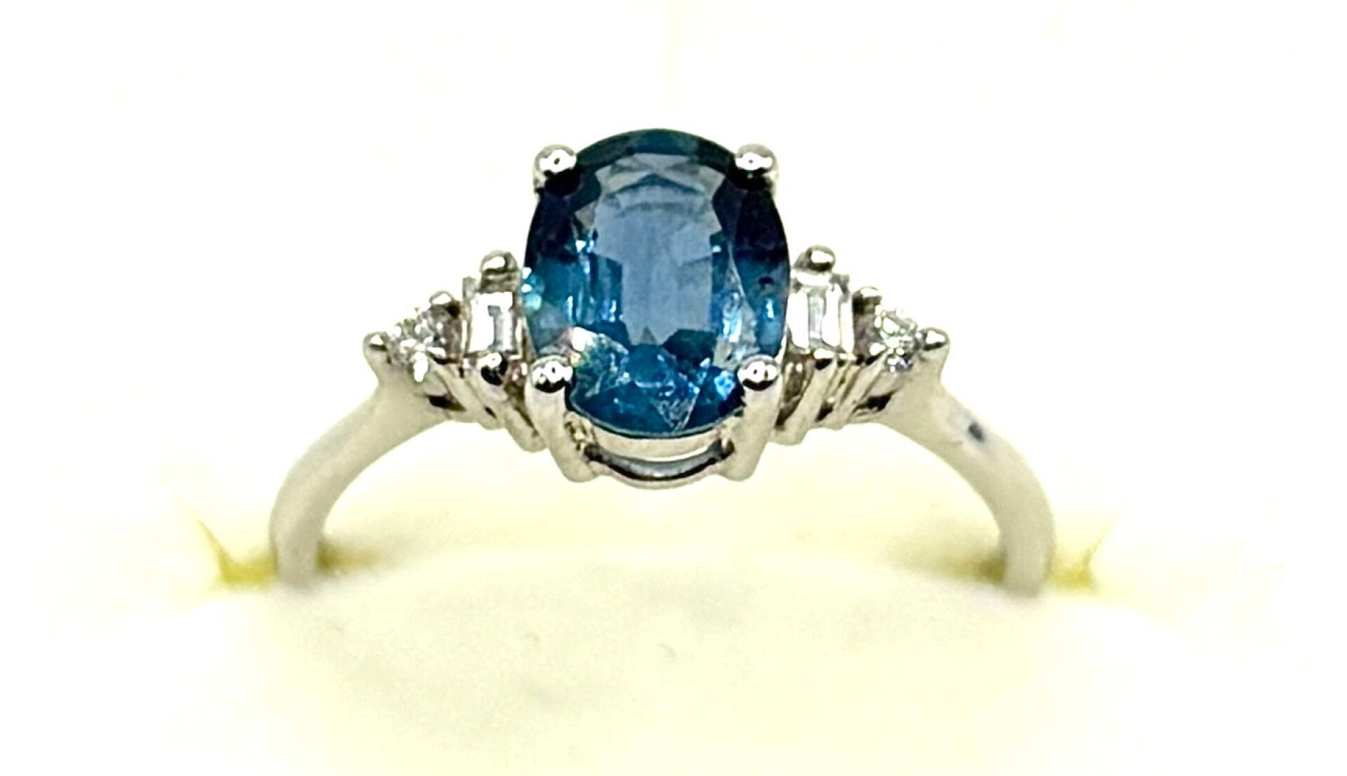 Bague en or blanc 18K 750/1000, poinçon « tête d'aigle », sertie d'un saphir taille ovale 1,50 ct épaulé de 2 diamant...