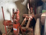 une machine posée sur une palette dans une pièce