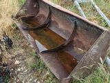 un bateau rouillé abandonné au bord de la route