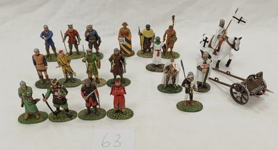 de nombreuses figurines de différents types et tailles sur la table