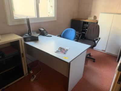 un bureau blanc avec une chaise bleue dans un coin de la pièce