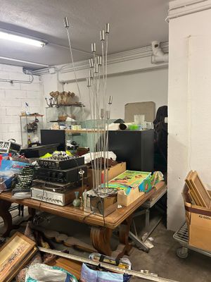 une chambre en désordre, avec beaucoup de bric-à-brac par terre