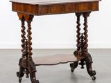 une vieille table en bois munie de roulettes et d'une étagère sur le dessus