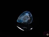 une image représentant un diamant bleu sur un fond noir