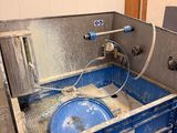une boîte bleue contenant un seau bleu