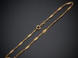 une paire de bracelets en or sur fond noir