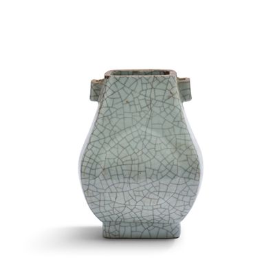 un vase vert orné d'un motif craquelé