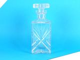 une bouteille en verre transparent avec un bouchon transparent sur fond bleu