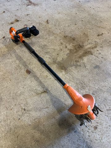 Motobineuse à batterie avec chargeur et batterie (fonctionne)