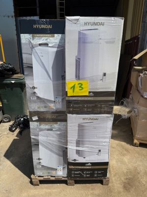 une pile de boîtes empilées les unes sur les autres