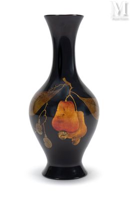 un vase noir orné d'une image représentant une poire