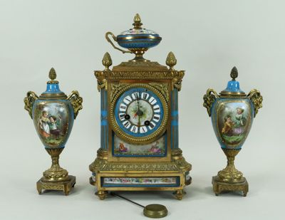 une horloge et deux vases posés sur une table