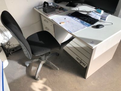 Petit bureau en stratifié blanc, caisson à tiroirs, console … - Photo 1