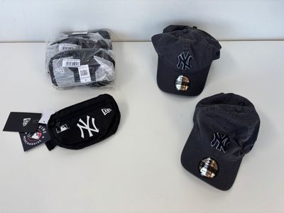 trois casquettes des Yankees de New York et une casquette de baseball posées sur une table
