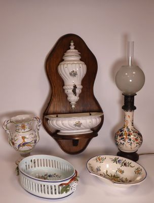 de nombreux types de vases et de bols sur la table