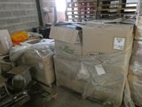 une pile de cartons qui se trouvent dans une pièce