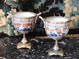deux vases posés sur une table
