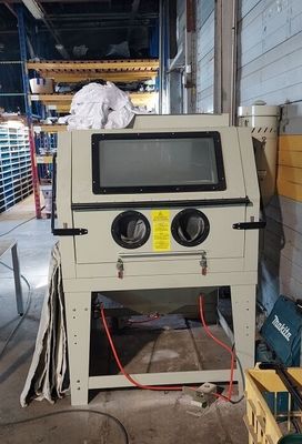une machine qui se trouve à l'intérieur d'un bâtiment