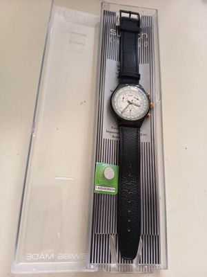 une montre qui se trouve dans une boîte sur une table