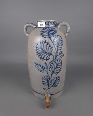 un vase bleu et blanc avec une anse sur une table