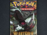 un gros plan sur un paquet de cartes Pokémon posé sur une table