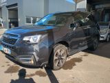 une Subaruna grise garée devant un immeuble