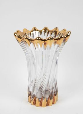 un vase en verre posé sur une surface blanche
