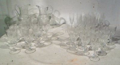 un grand nombre de verres posés sur une table