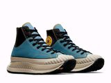baskets Nike Air Force montantes, bleues et noires, avec un logo jaune sur le côté