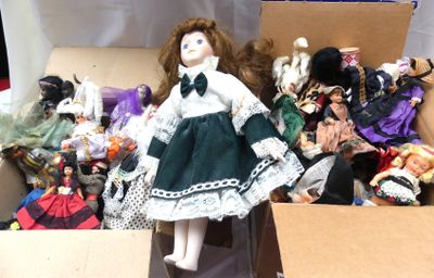 une boîte remplie de poupées posées sur une table