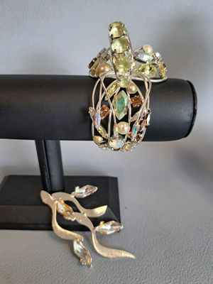 SWAROVSKI Bracelet en métal argenté et serti de strass.