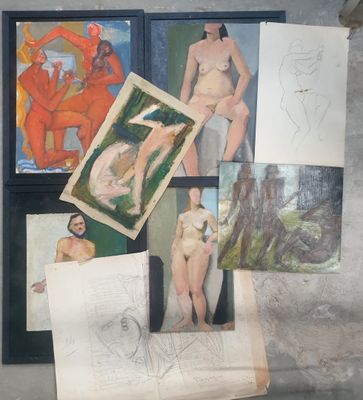 de nombreuses photos de nus accrochées au mur d'une pièce