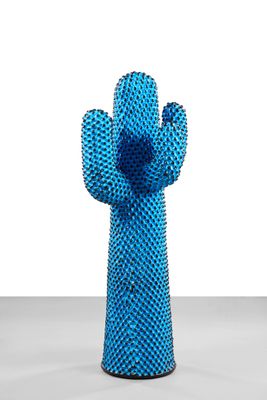 une photo d'une sculpture bleue représentant un cactus posée sur une table