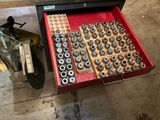 une boîte à outils qui contient beaucoup d'outils