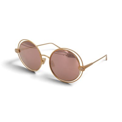 gros plan d'une paire de lunettes de soleil sur fond blanc