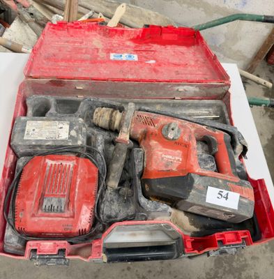 une boîte à outils rouge avec des outils sur une table